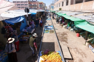 Indiomarkt auf den Schienen in Juliaca, Peru                                      